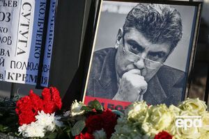 К месту убийства Немцова второй день несут цветы