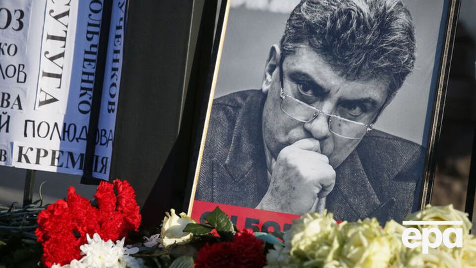 К месту убийства Немцова второй день несут цветы