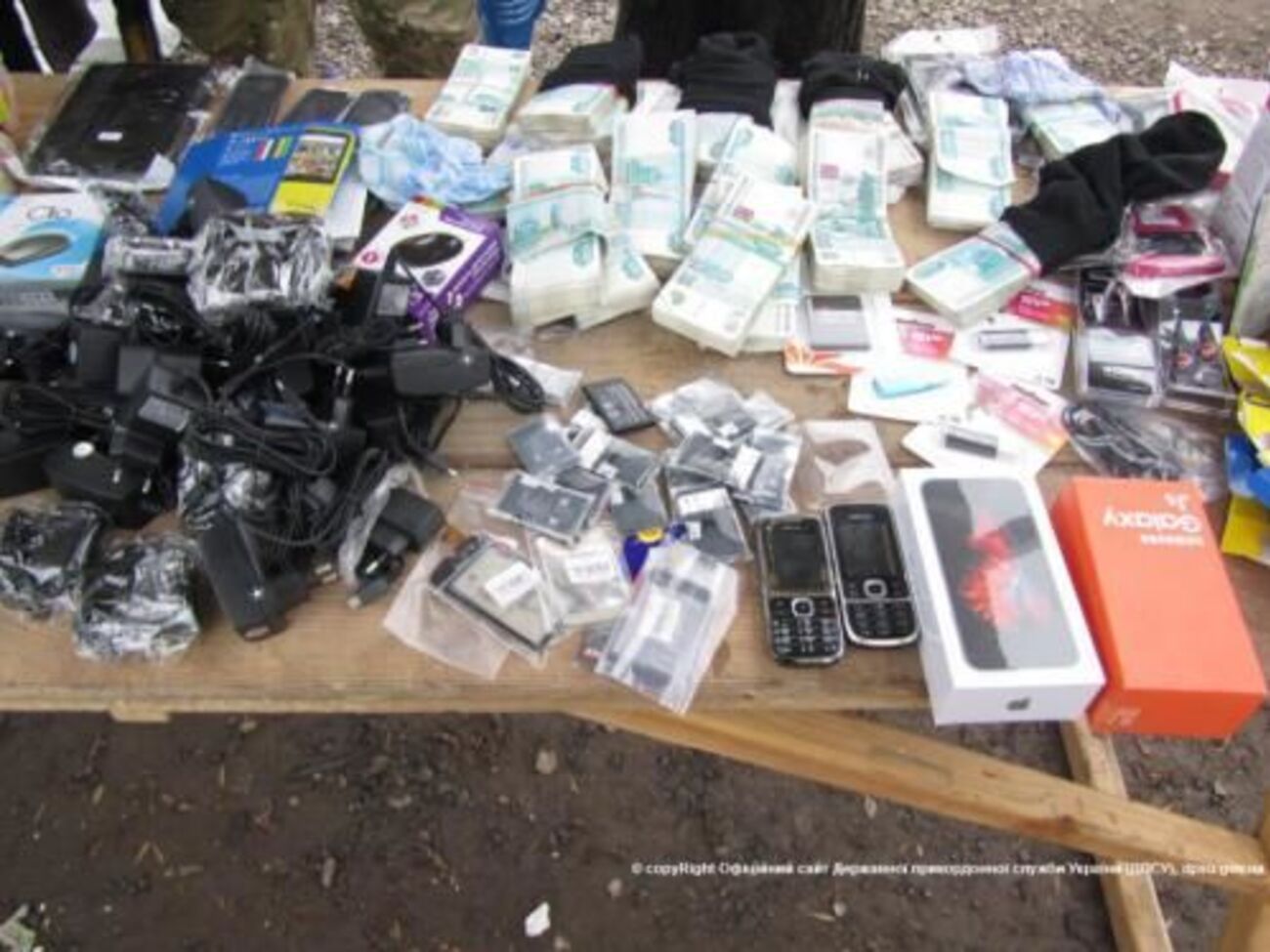 Деньги и телефоны супруги везли на оккупированную территорию