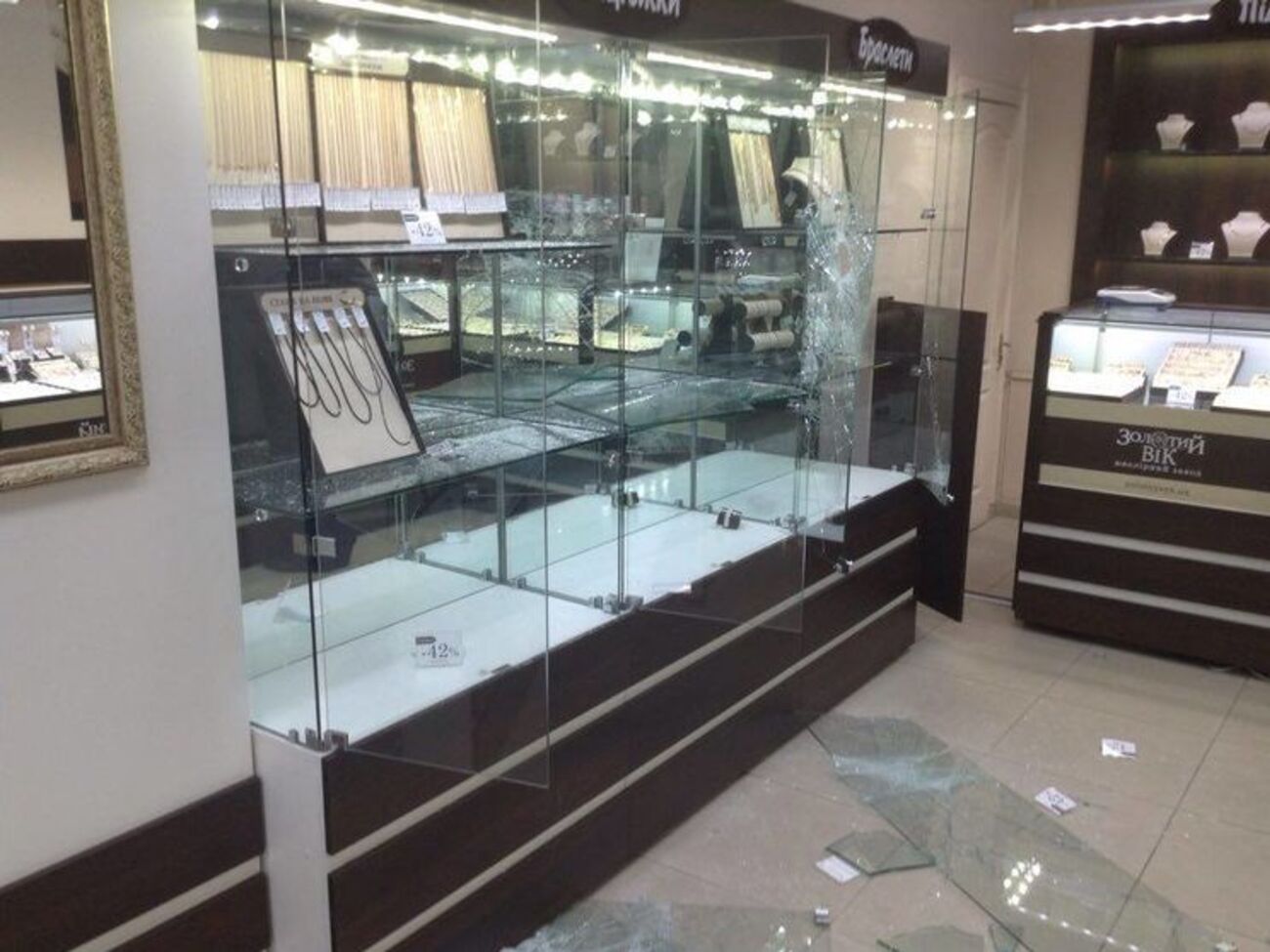 Нападавшие разбили витрины и выгребли ювелирные украшения