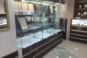 Нападавшие разбили витрины и выгребли ювелирные украшения