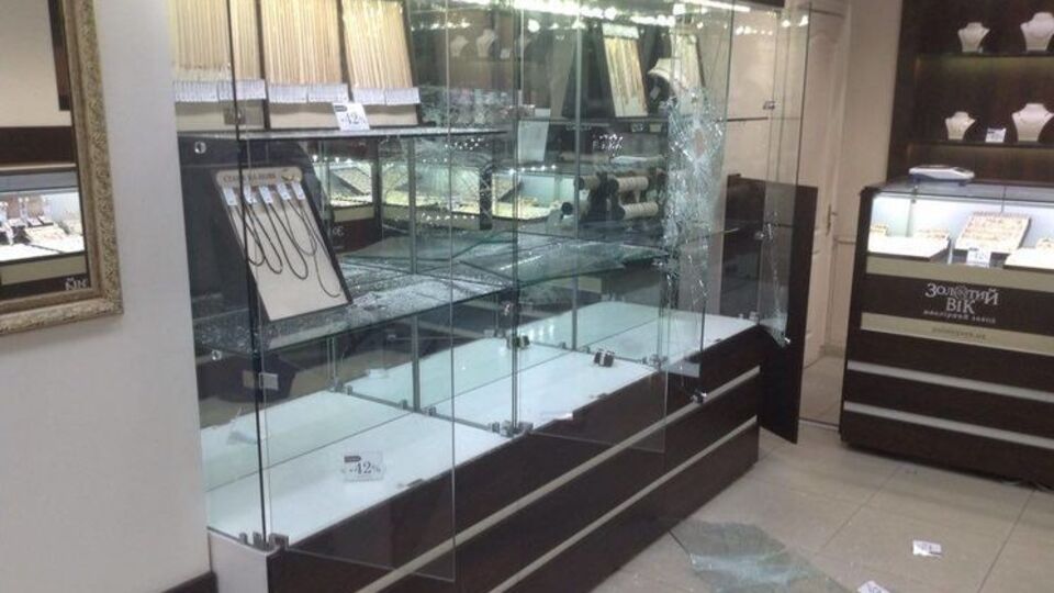 Нападавшие разбили витрины и выгребли ювелирные украшения