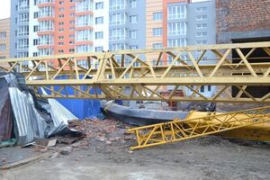 Во время падения крана был поврежден строительный вагончик и забор частной усадьбы