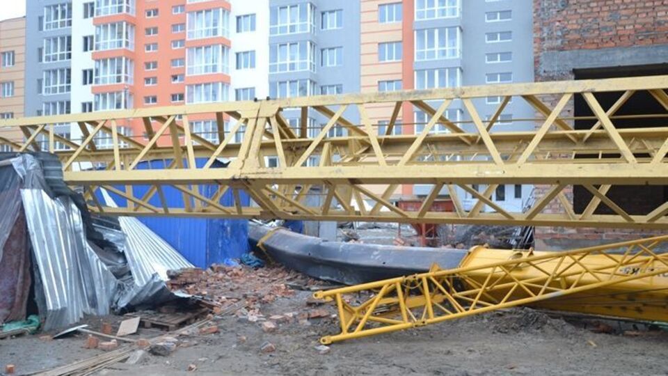 Во время падения крана был поврежден строительный вагончик и забор частной усадьбы