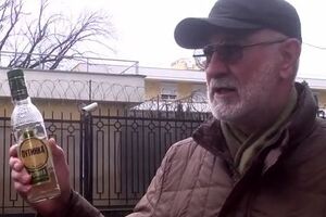 Активисты "окропили" водкой "Путинка" территории возле консульства РФ, чтобы очистить и "продезинфицировать" Одессу