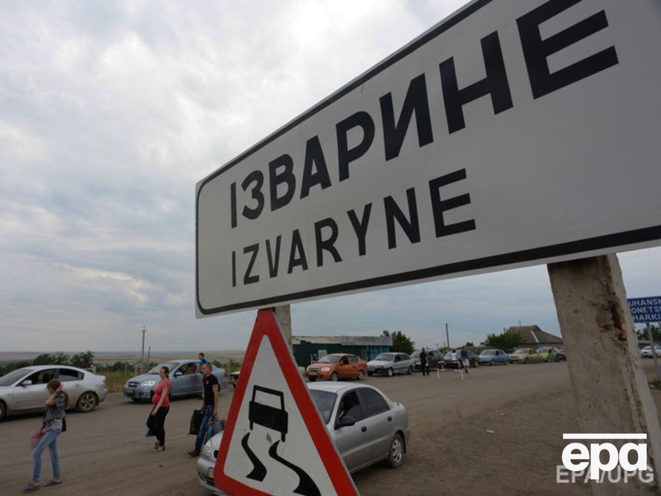 По данным разведки, Россия использует контрольный пункт Изварино для перебрасывания техники на Донбасс