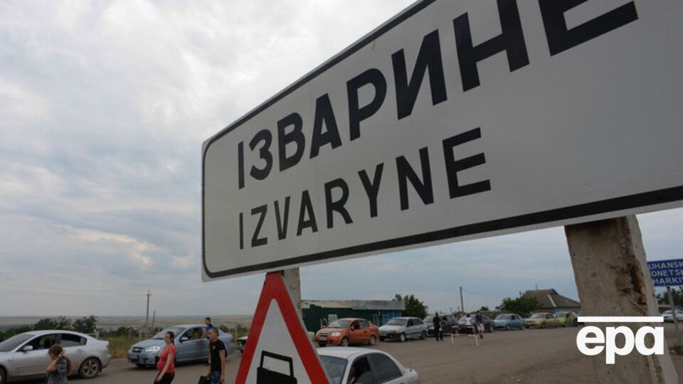 По данным разведки, Россия использует контрольный пункт Изварино для перебрасывания техники на Донбасс