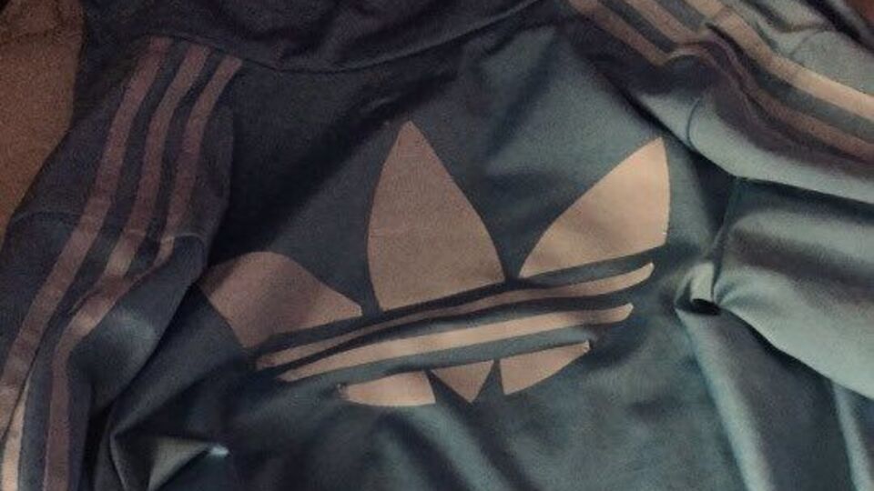 Люди видят цвета кофты по-разному