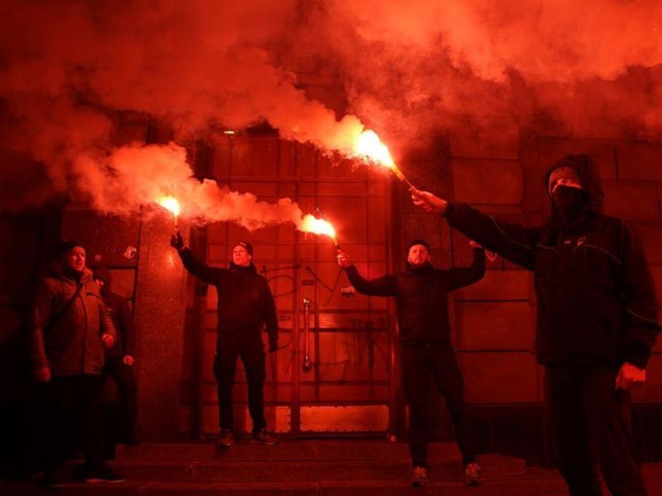 Ночью "Азов" пикетировал СБУ с файерами. Фоторепортаж