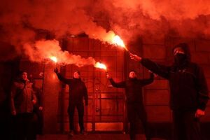 Ночью "Азов" пикетировал СБУ с файерами. Фоторепортаж