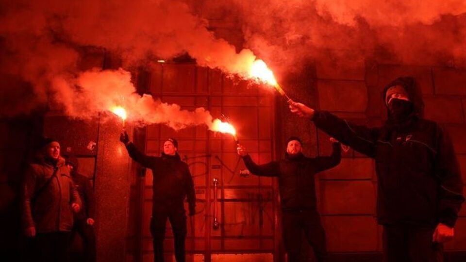 Ночью "Азов" пикетировал СБУ с файерами. Фоторепортаж
