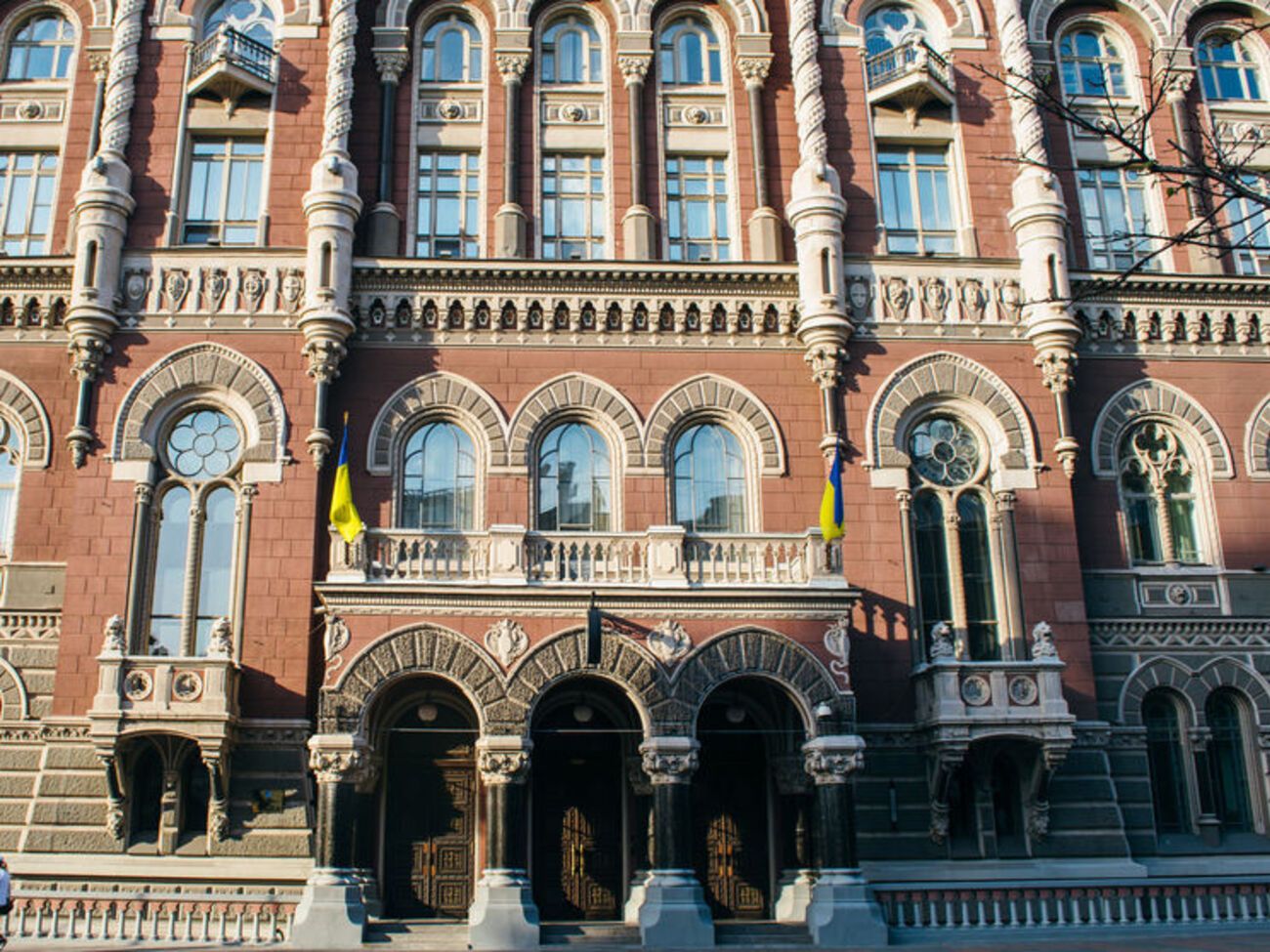 На сокращение доходов в первую очередь повлияли убытки от торговых операций