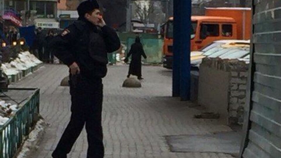 Женщина с детской головой угрожала взорвать себя