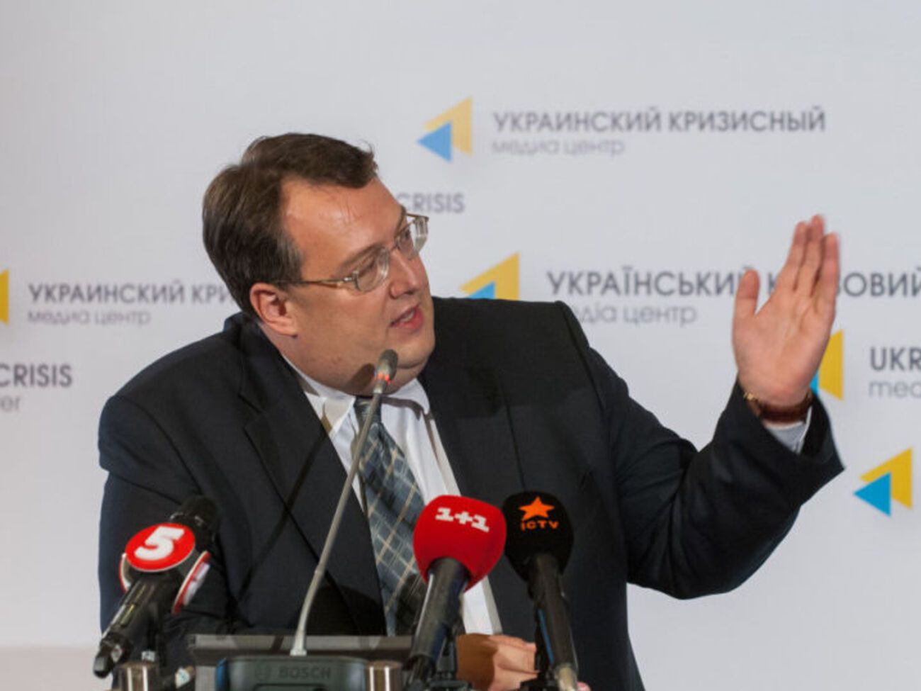 Геращенко заявил, что Украина будет преследовать иностранных наемников