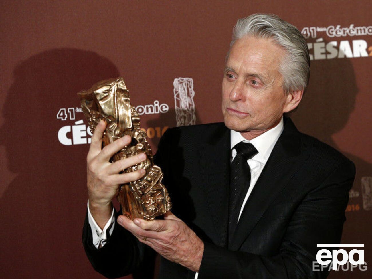 71-летний Дуглас лично прибыл на церемонию