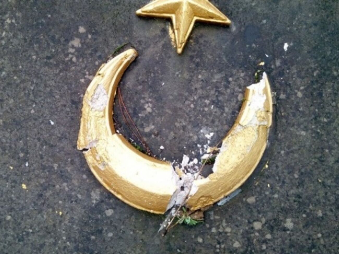 Кто-то повредил звезды и полумесяцы на надгробных плитах