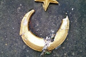 Кто-то повредил звезды и полумесяцы на надгробных плитах