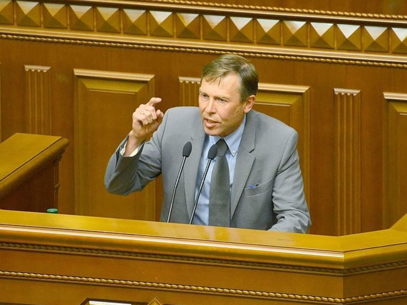 Замглавы фракции "Батьківщина" выступает за отставку всего нынешнего правительства