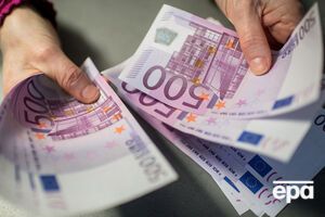 За свои действия кассир получала денежное вознаграждение