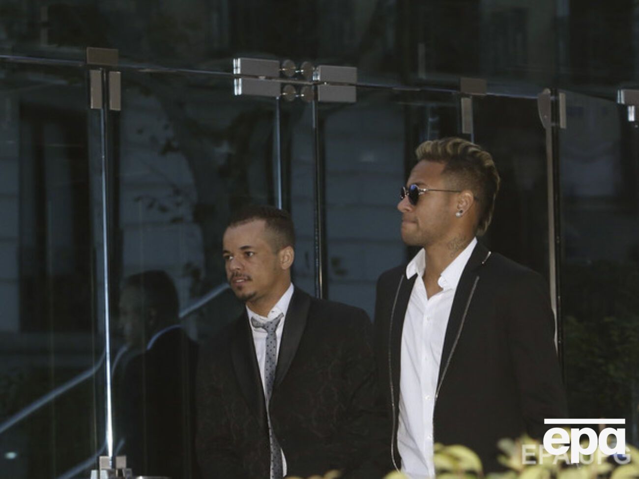 Неймара (справа) подозревают в уклонении от уплаты налогов