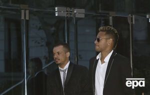 Неймара (справа) подозревают в уклонении от уплаты налогов