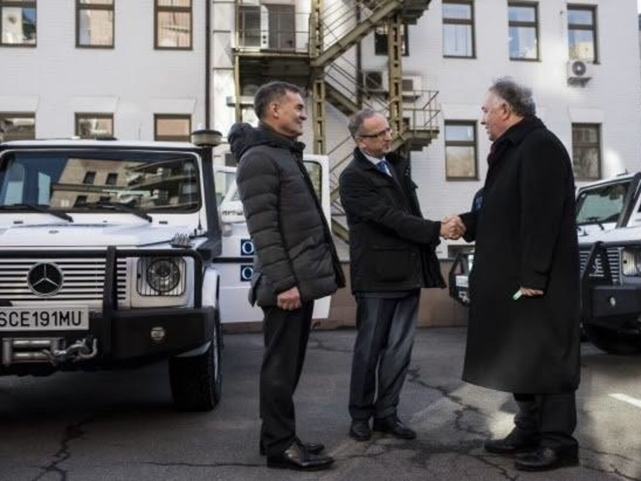 ЕС передал автомобили Спецмониторинговой миссии ОБСЕ в Украине