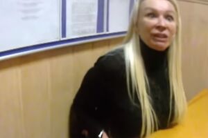 Блондинка устроила погром в отделении полиции