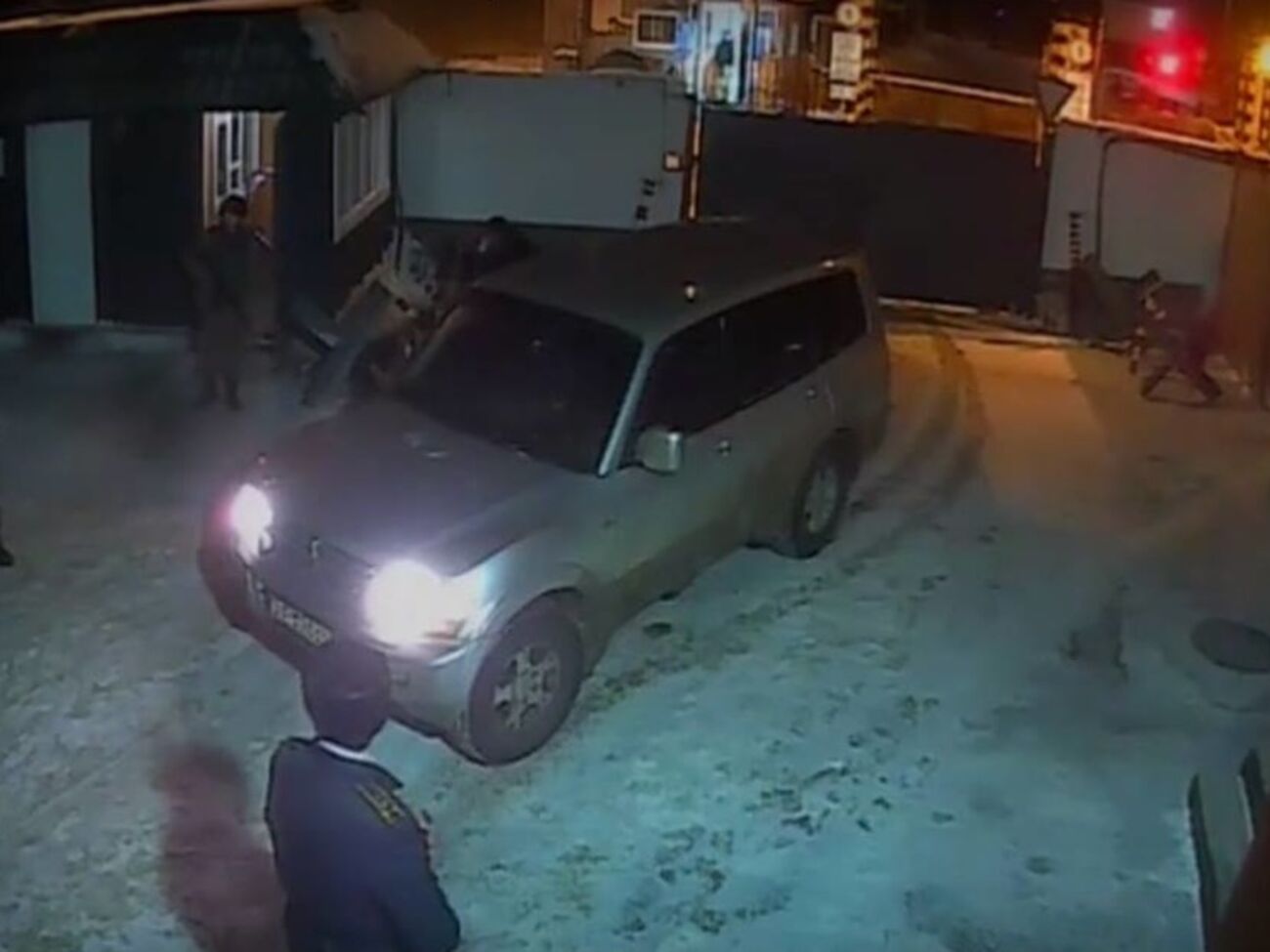 Офицер открыл огонь по колесам автомобиля, незаконно въехавшего на территорию части