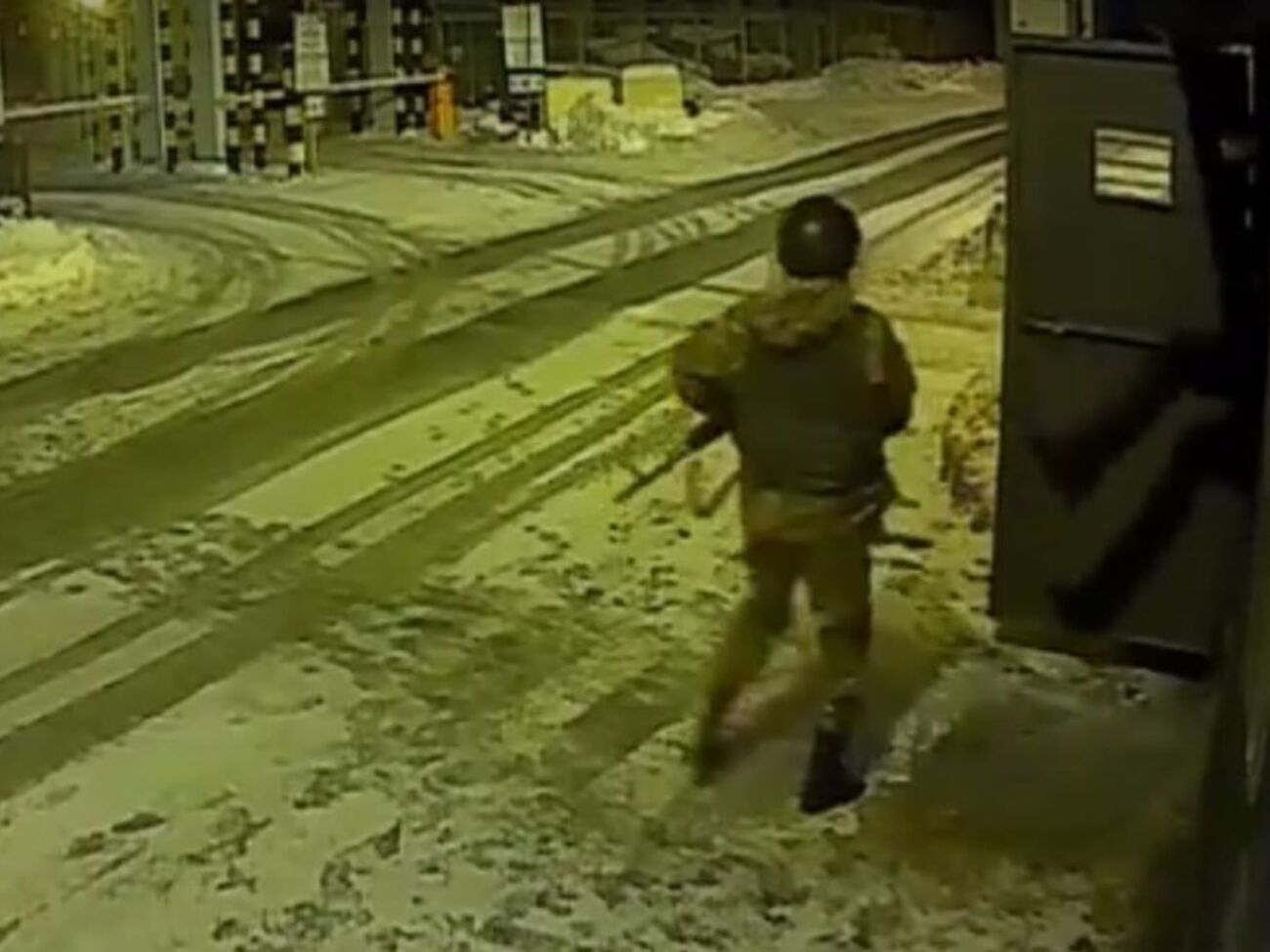 Сослуживцы напали на вооруженного караульного, чтобы заехать на автомобиле на территорию военной базы