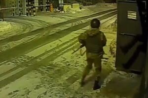 Сослуживцы напали на вооруженного караульного, чтобы заехать на автомобиле на территорию военной базы