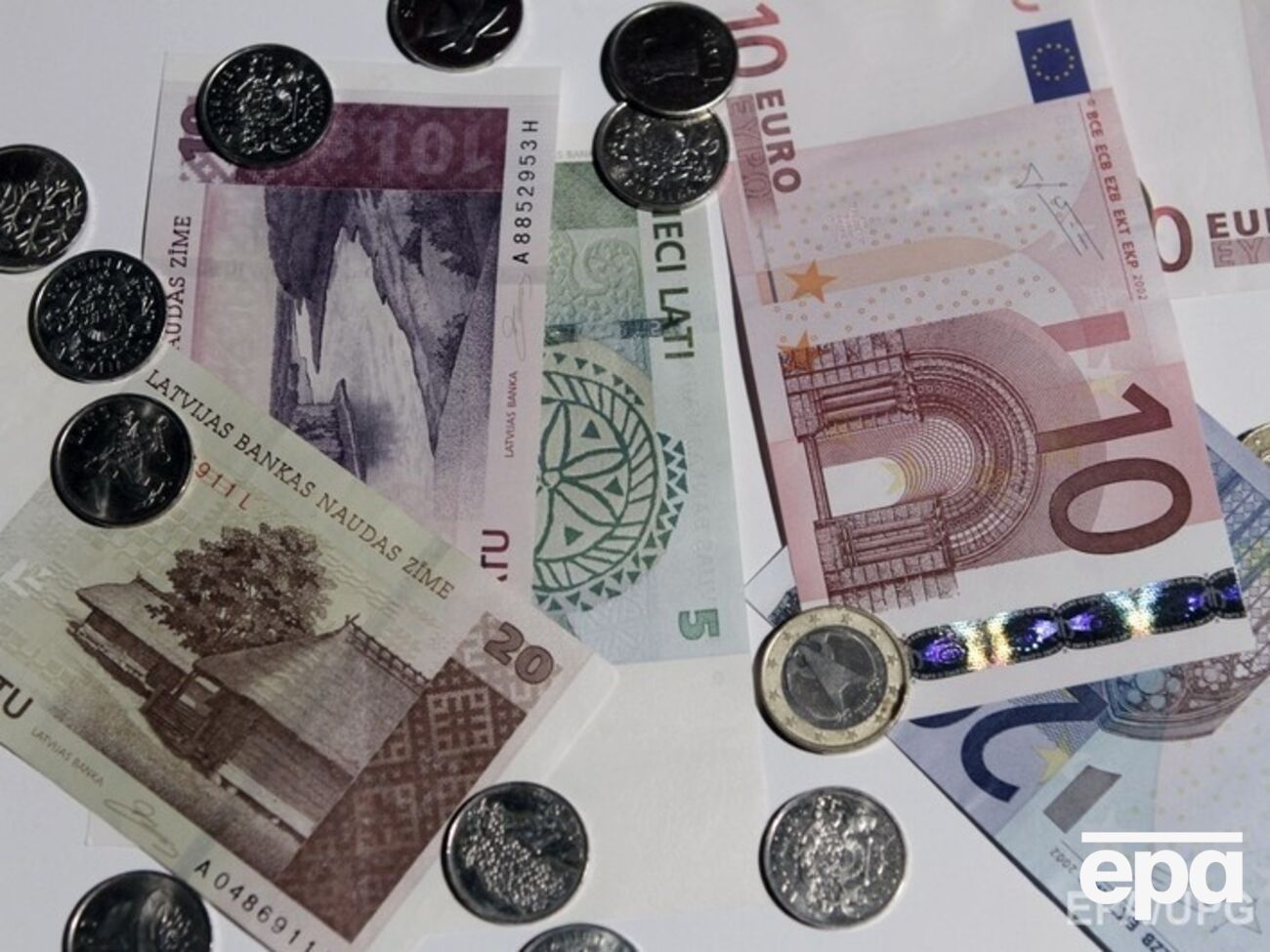 Курс гривны к доллару и евро существенно опустился