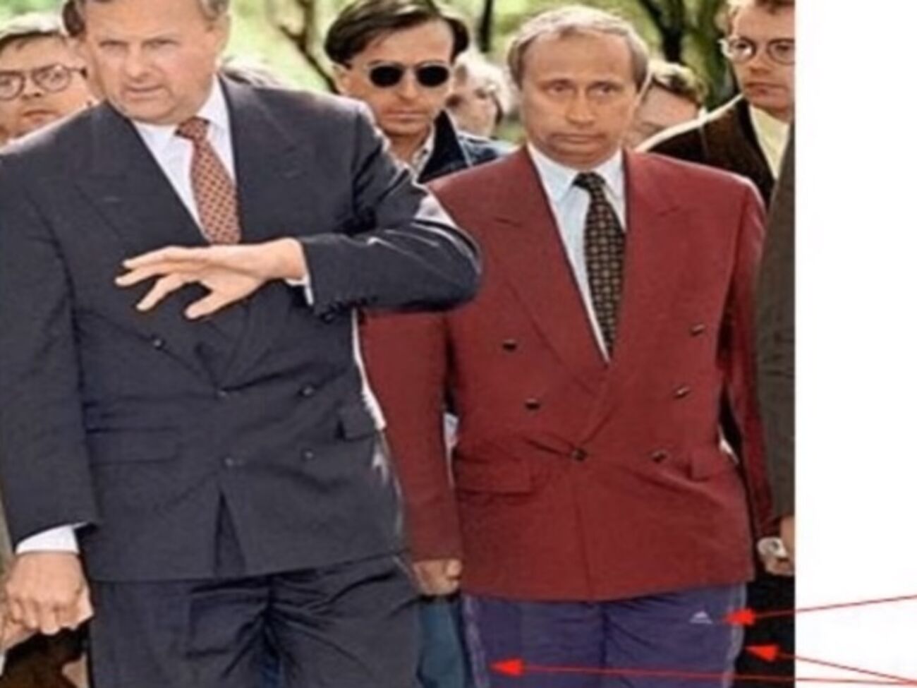 Иллюстрация к фразе Киселева о том, что Путин ходит в пиджаках стандартного покроя