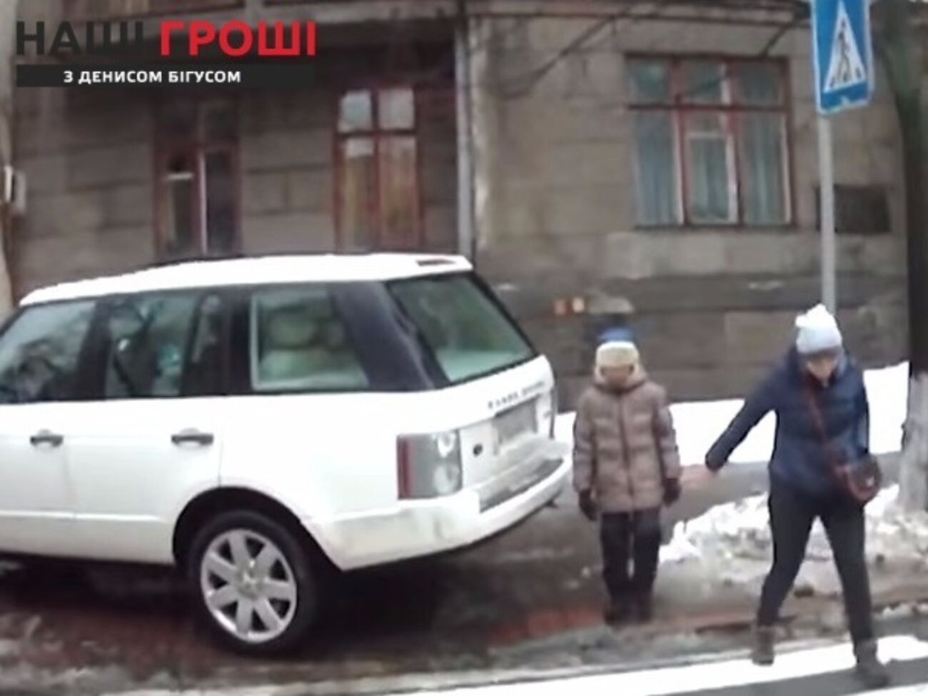 Женщина, припарковавшая автомобиль на пешеходном переходе, оказалась адвокатом и родственницей прокурора