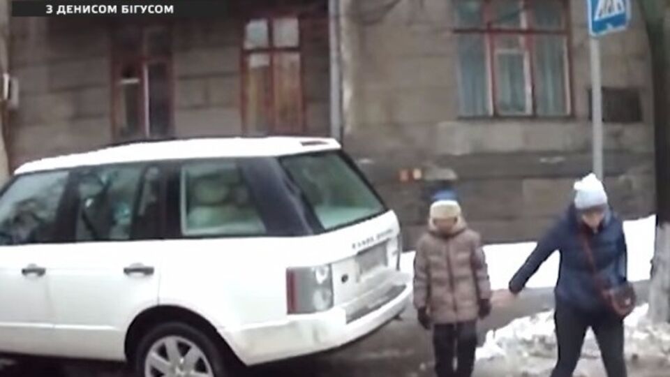 Женщина, припарковавшая автомобиль на пешеходном переходе, оказалась адвокатом и родственницей прокурора
