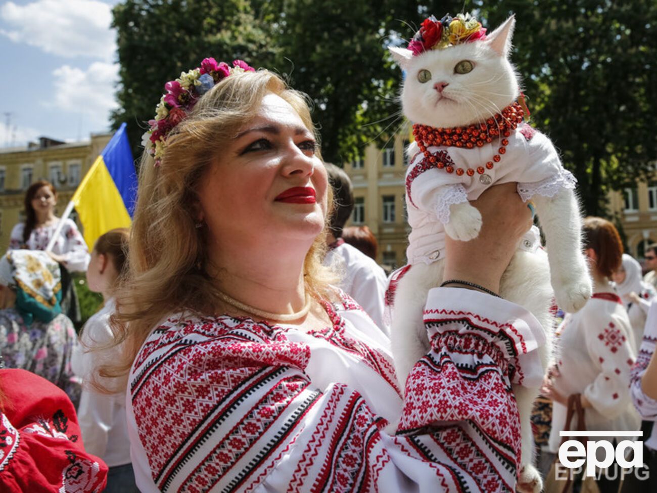 Vogue считает, что национальные мотивы можно найти на самых неожиданных предметах одежды в Украине