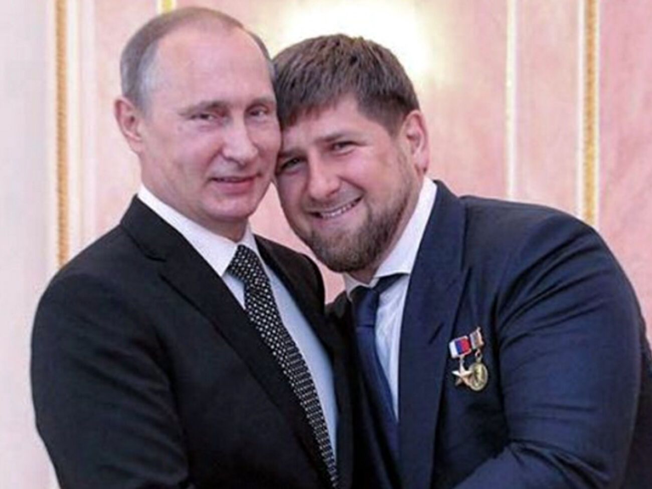 В своем &nbsp;Instagram&nbsp;Кадыров регулярно клянется в преданности Путину. Этот снимок глава Чечни сопроводил текстом: "Уважаемый Владимир Владимирович, мы ваша пехота, готовая выполнить приказ любой сложности и важности в любой точке земного шара!"