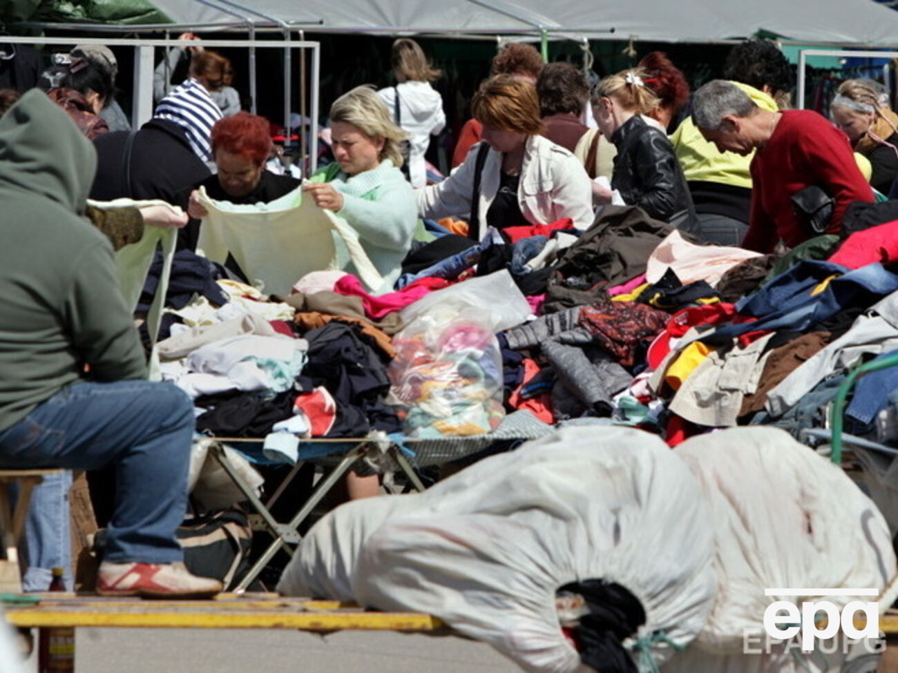 По информации Vogue, на секонд-хенде в Киеве можно найти что-то из винтажного Armani или Chanel