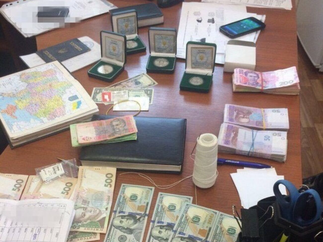 СБУшников задержали во время получения части взятки