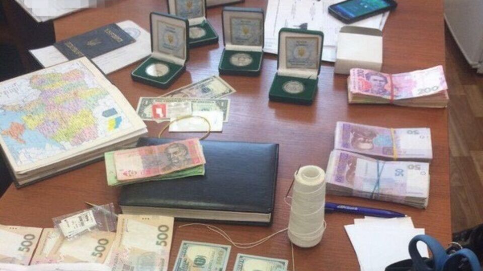 СБУшников задержали во время получения части взятки