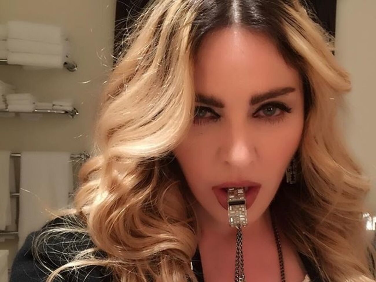 Мадонна: Моя сестра Мелани на открытии ее шоу в Нью-Йорке! С одним из своих красивых творений! ️Я так горжусь ею