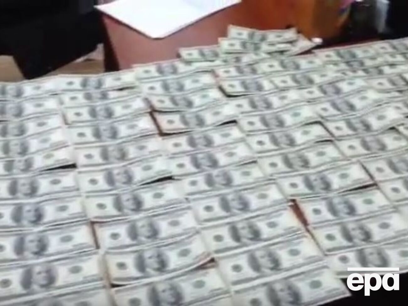Экс-сотрудника МВД задержали на попытке дать взятку
