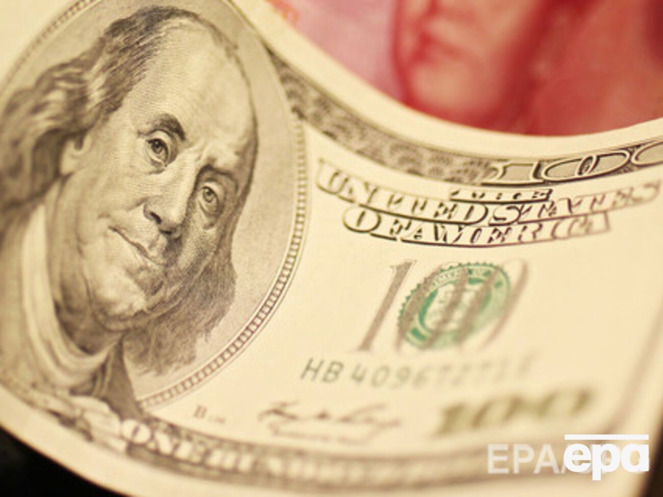 Гривна немного опустилась к доллару и евро