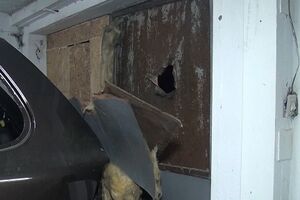 Отверстие в воротах СТО, оставшееся после выстрела из гранатомета