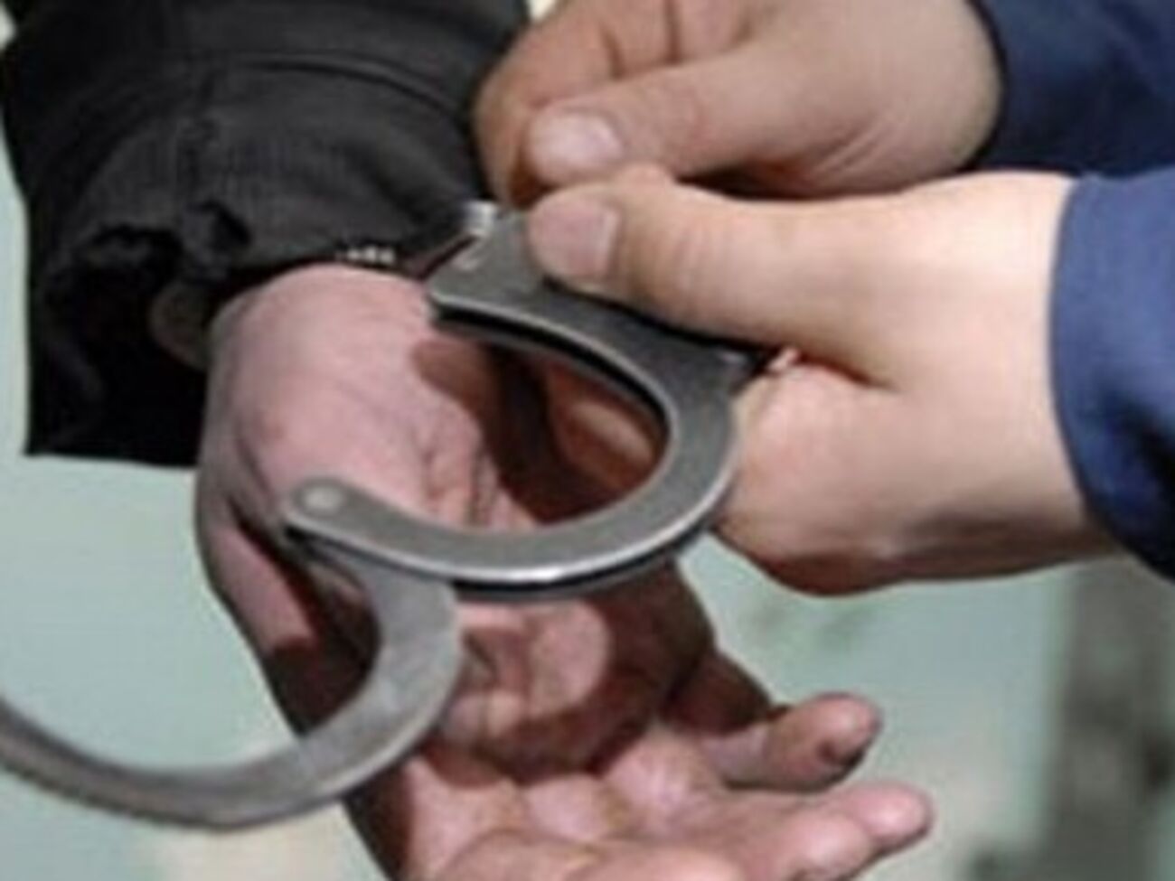 Полицейские дали подозреваемому возможность скрыться
