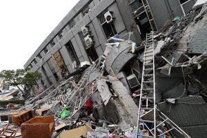 Большинство людей погибли под рухнувшими зданиями