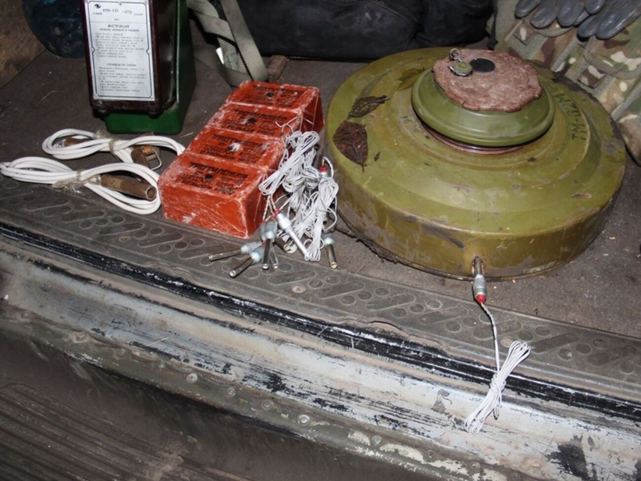 Украинские военные и СБУ задержали автомобиль со взрывчаткой