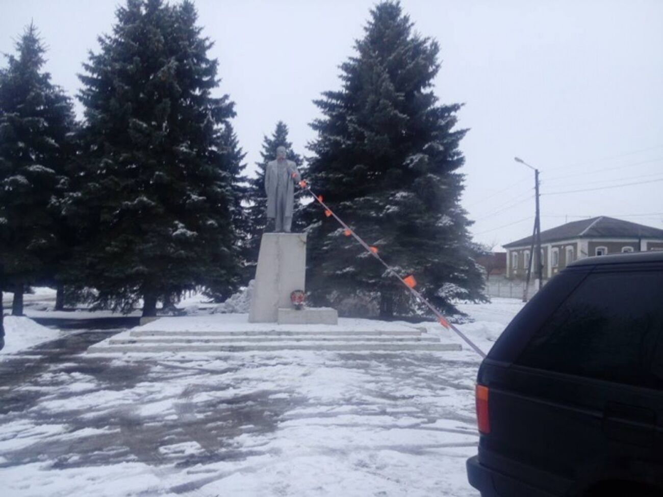 Еще одного Ленина снесли