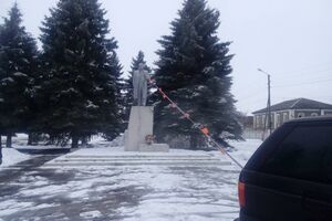 Еще одного Ленина снесли