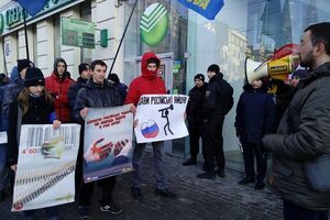 В ряде областных центров прошла акция против присутствия в Украине российского бизнеса. Фоторепортаж