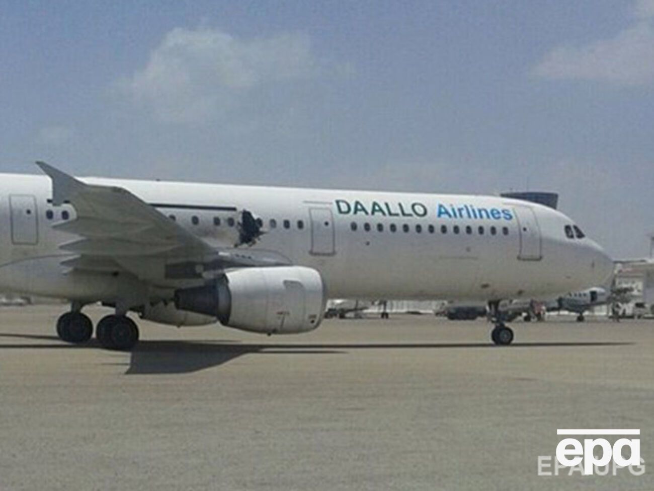 Поврежденный самолет в аэропорту Могадишо